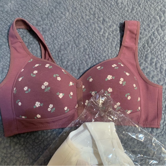 2 daisy bras , XL , snap in front ,unopened package cotton no wires - Picture 1 of 4